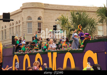 La folla godere di un atmosfera di festa durante Mardis Gras celebrazioni in downtown Lake Charles, Louisiana Foto Stock