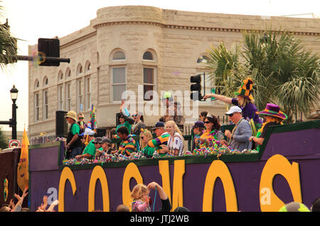 La folla godere di un atmosfera di festa durante Mardis Gras celebrazioni in downtown Lake Charles, Louisiana Foto Stock