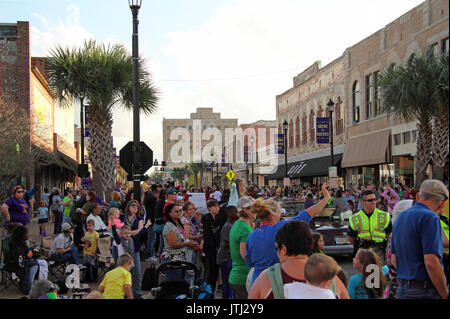 La folla godere di un atmosfera di festa durante Mardis Gras celebrazioni in downtown Lake Charles, Louisiana Foto Stock