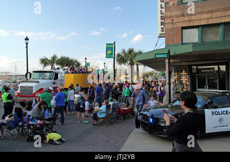 La folla godere di un atmosfera di festa durante Mardis Gras celebrazioni in downtown Lake Charles, Louisiana Foto Stock