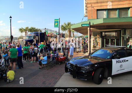 La folla godere di un atmosfera di festa durante Mardis Gras celebrazioni in downtown Lake Charles, Louisiana Foto Stock