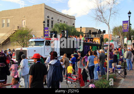 La folla godere di un atmosfera di festa durante Mardis Gras celebrazioni in downtown Lake Charles, Louisiana Foto Stock