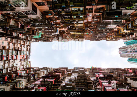 Bottoms Up vista sovraffollati e alloggiamento in Hong Kong del vecchio quartiere residenziale di Quarry Bay. Con una popolazione di oltre 7 milioni di Hong Kong è uno o Foto Stock