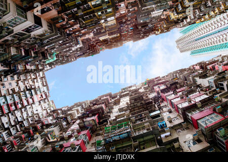 Bottoms Up vista sovraffollati e alloggiamento in Hong Kong del vecchio quartiere residenziale di Quarry Bay. Con una popolazione di oltre 7 milioni di Hong Kong è uno o Foto Stock