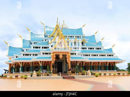 Sala principale di Wat Pa Phu Kon tempio con la più grande in marmo bianco Buddha nirvana dentro a Na Yung, Udon Thani, Thailandia Foto Stock