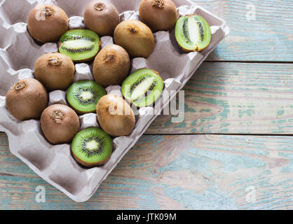 Fresche kiwi su sfondo di legno Foto Stock