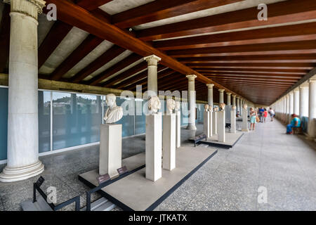 I visitatori del museo e busti di marmo presso il museo della Stoa di Attalos ad Atene in Grecia Foto Stock