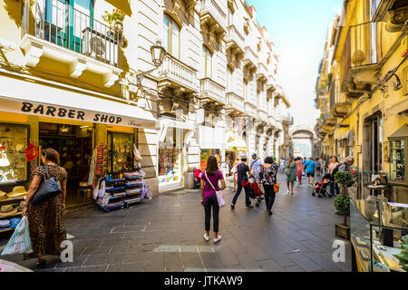 I turisti e i locali shop e vagare il Corso Umberto, la strada principale del villaggio o città di Taormina in Sicilia Foto Stock