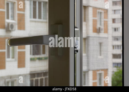 Aprire la finestra con una zanzariera per evitare che gli insetti e bug, come mosche, api, zanzare o vespe di entrare Foto Stock