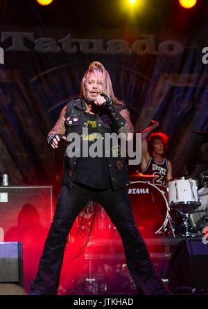 Vince Neil, con la sua band Tatuado, dal vivo sul palco il 4 luglio a Moapa indiano prenotazione fiera. Foto Stock