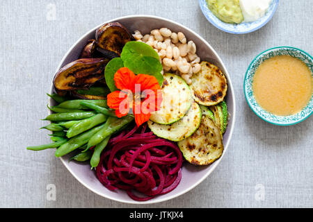 Il Buddha ciotola con zucchine grigliate, fagiolini, barbabietole e baby melanzane Foto Stock