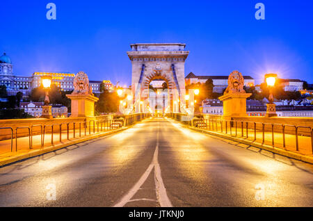 Budapest, Ungheria - Ponte delle catene di Szechenyi lanchid. sospensione che attraversa il fiume Danubio tra Buda e Pest, nella capitale ungherese. Foto Stock