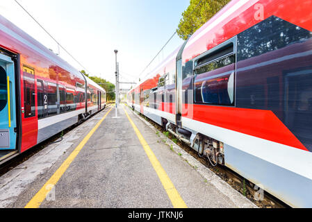 Il moderno treno a martina frana stazione ferroviaria in Puglia, regione di Bari in Italia Foto Stock