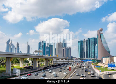 Dubai cityscape, vista da: Parco di Zabeel, Dubai, Emirati Arabi Uniti Foto Stock