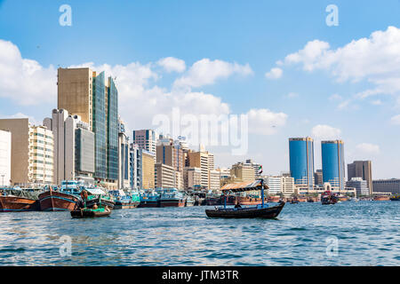 Vista del Dubai Creek su una bella giornata, Quartiere Deira, Dubai, Emirati Arabi Uniti Foto Stock