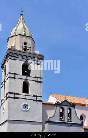 Il campanile della chiesa di San Domenico restaurato in stile anni ottanta dopo il terremoto, in Somma Vesuviana, periferia Napoli Italia Foto Stock