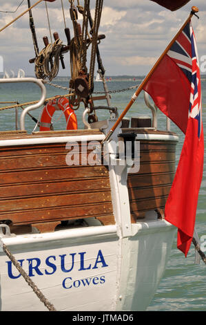 Una tradizionale imbarcazione a vela Ursula cowes week thames chiatta vele rosso e tutte le costruzioni in legno con funi di blocchi e affronta il rigging longheroni in legno Foto Stock