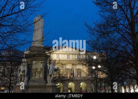 L'Italia, Lombardia, Milano, Teatro alla Scala e Leonardo da Vinci scultura Foto Stock