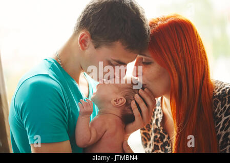 Genitori felici con la loro neonato Foto Stock