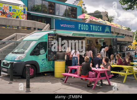 I turisti per mangiare in un fast food eatery sulla South Bank di Londra, Inghilterra, Regno Unito Foto Stock