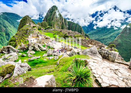 Il Machu Picchu in Perù con le rovine dell'Impero Inca Huaynapicchu montagna nella valle sacra Cusco patrimonio dell America del Sud. Foto Stock