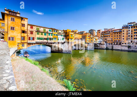 Firenze, Toscana - Ponte Vecchio, il ponte medievale sunlighted oltre il Fiume Arno, Italia. Foto Stock