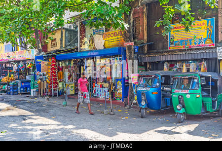 COLOMBO, SRI LANKA - 7 dicembre 2016: La strada del mare è occupato con il vecchio bancarelle del mercato Pettah, qui individuare molti religiosi negozi a causa dell'H Foto Stock