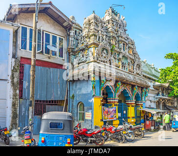 COLOMBO, SRI LANKA - 7 dicembre 2016: Il vecchio Kathiresan Kovil indù in Mare Street, famosa destinazione turistica del quartiere di Pettah, a dicembre Foto Stock