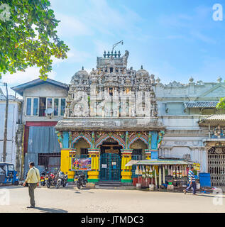 COLOMBO, SRI LANKA - 7 dicembre 2016: la facciata del vecchio Kathiresan Kovil indù in mare strada del quartiere di Pettah, il 7 dicembre a Colombo. Foto Stock