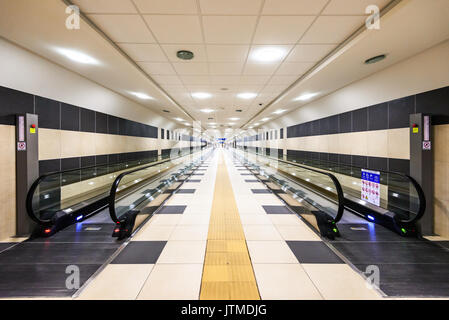 Bari, Italia - Luglio 09, 2015: spostamento convogliatore escalator a Karol Wojtyla aeroporto di bari. Foto Stock