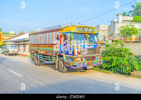 NEGOMBO, SRI LANKA - 7 dicembre 2016: la luminosa dipinta carrello viene parcheggiato sulla strada nel quartiere residenziale, il 7 dicembre a Negombo. Foto Stock