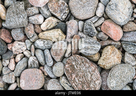 Granelli di pietra su una spiaggia Foto Stock