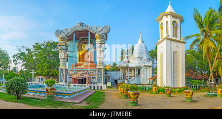 Il Angurukaramulla tempio buddista (Bodhirajaramaya) a Negombo con edifici di New Scenic 5 posti e la statua di Buddha in riccamente decorate nicchia con il dr. Foto Stock