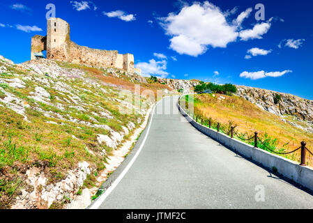 Fortezza Enisala, Dobruja, Romania. Rovine della roccaforte medievale oltre il Lago Razelm, Tulcea. Foto Stock