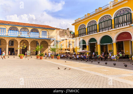 Restaurato architettura storica, persone in ristoranti e caffetterie in Plaza Vieja, Havana, Cuba Foto Stock