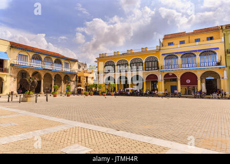 Restaurato architettura storica, persone in ristoranti e caffetterie in Plaza Vieja, Havana, Cuba Foto Stock