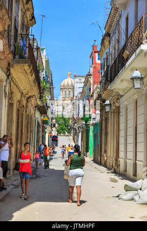 Steet scena, gente che passeggia, la vita di strada nella Habana Vieja, Havana, Cuba Foto Stock