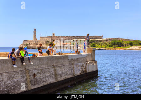 I pescatori pesca sul Malecon sesaside promenade nella Vecchia Havana, Cuba Foto Stock