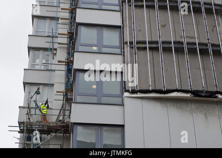 Grenfell Torre di rivestimento del tipo considerato il rischio di incendi che viene rimosso dalla Braithwaite casa in un consiglio estate in Islington, Londra,l'Inghilterra,UK Foto Stock