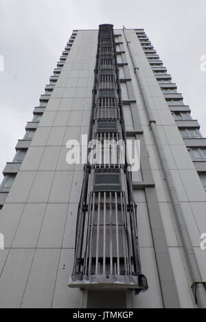 Grenfell Torre di rivestimento del tipo considerato il rischio di incendi che viene rimosso dalla Braithwaite casa in un consiglio estate in Islington, Londra,l'Inghilterra,UK Foto Stock