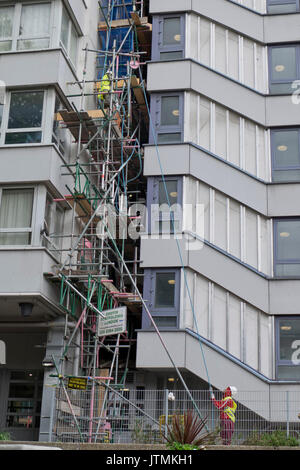 Grenfell Torre di rivestimento del tipo considerato il rischio di incendi che viene rimosso dalla Braithwaite casa in un consiglio estate in Islington, Londra,l'Inghilterra,UK Foto Stock