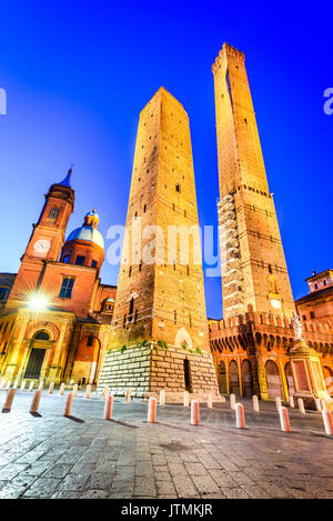 Bologna, Italia - due torri (due torri, Asinelli e Garisenda, simboli del borgo medievale di torri di Bologna. Foto Stock