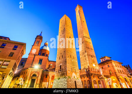 Bologna, Italia - due torri (due torri, Asinelli e Garisenda, simboli del borgo medievale di torri di Bologna. Foto Stock