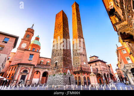 Bologna, Italia - due torri (due torri, Asinelli e Garisenda, simboli del borgo medievale di torri di Bologna. Foto Stock