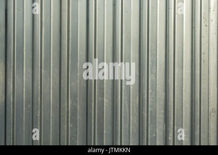 Ferro corrugato di alluminio su una facciata Foto Stock