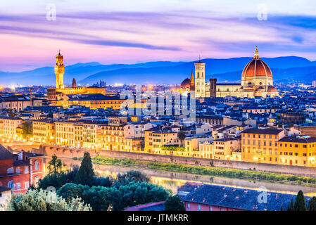 Firenze, Toscana - Paesaggio notturno con il Duomo di Santa Maria del Fiore, architettura rinascimentale in Italia. Foto Stock