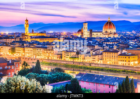 Firenze, Toscana - Paesaggio notturno con il duomo di Santa Maria del Fiore, architettura rinascimentale in Italia.