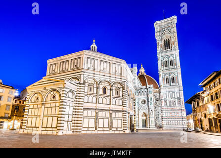 Firenze, Toscana - Paesaggio notturno con piazza del duomo e la catedrale di santa Maria del Fiore, architettura rinascimentale in Italia. Foto Stock