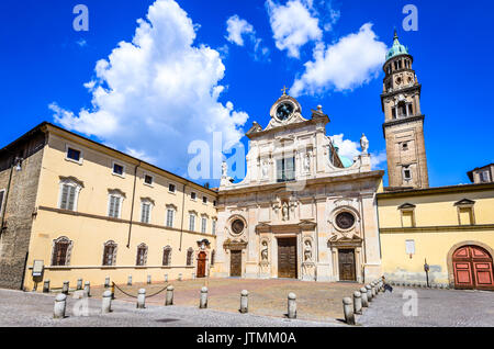 Parma, Italia - piazzale san giovanni san Giovanni evangelista chiesa con lo stile barocco della facciata. Foto Stock