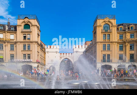 Fontana a Karlsplatz o Stachus square, Monaco di Baviera Germania Foto Stock